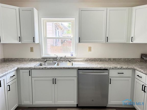 5th image of 557 N Main St
