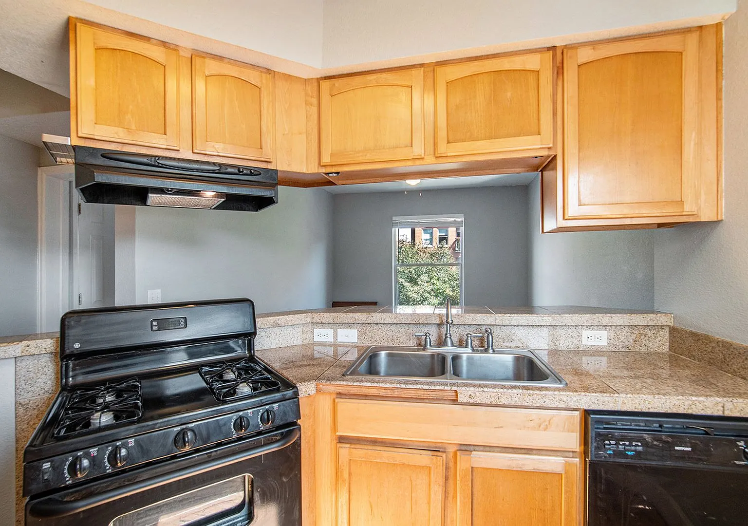 Cozy 1 bed 1 bath in Uptown! 500 Holiday Rent Credit — Photo 3