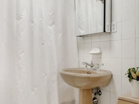 5th image of 77 W 55th St APT 18F