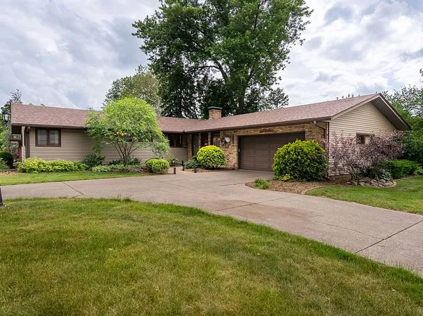4220 Rodeo Rd, Davenport, IA 52806
