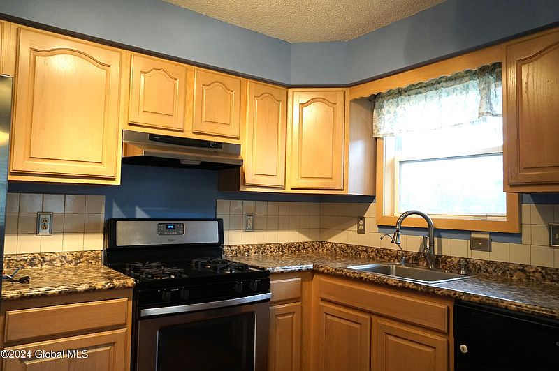 3rd image of 30 Pinehollow Drive