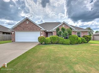 471 N Drewrys Bluff Dr, Fayetteville, AR 72704