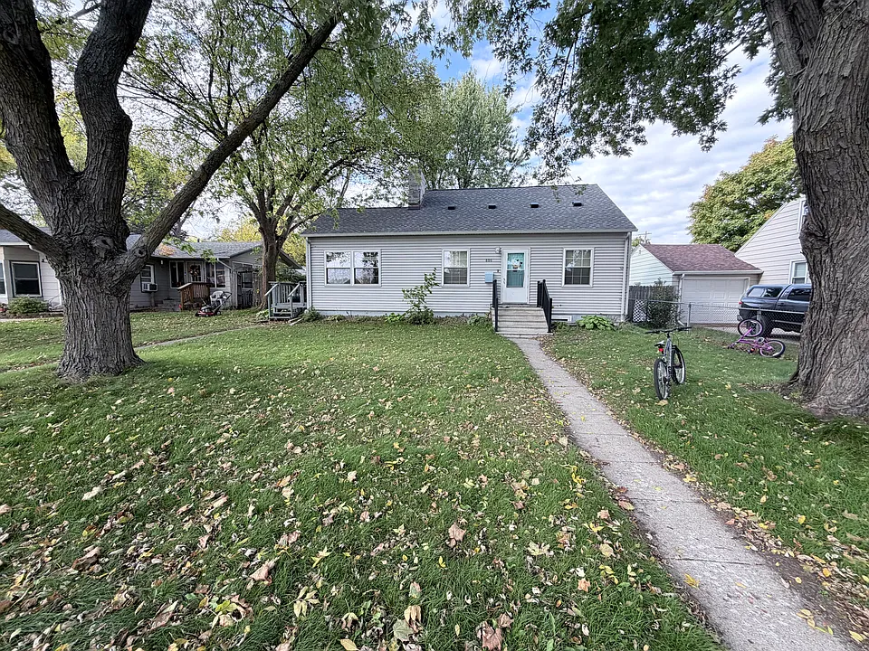 806 1/2 Elm St