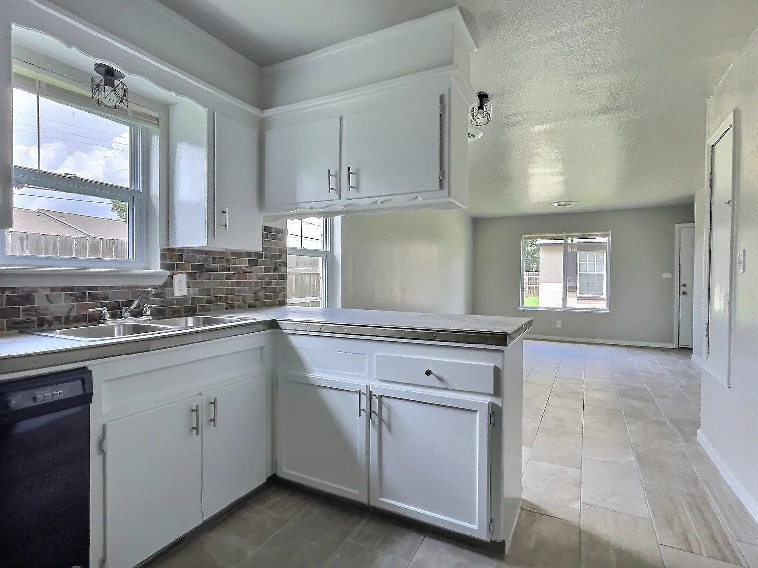 6120 S Madison Pl — Photo 3