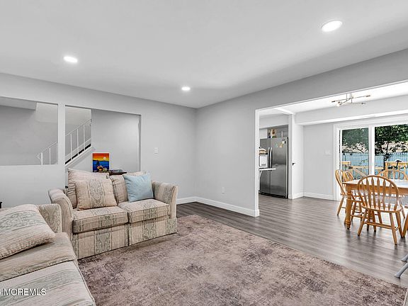 4th image of 3 Riverwood Court