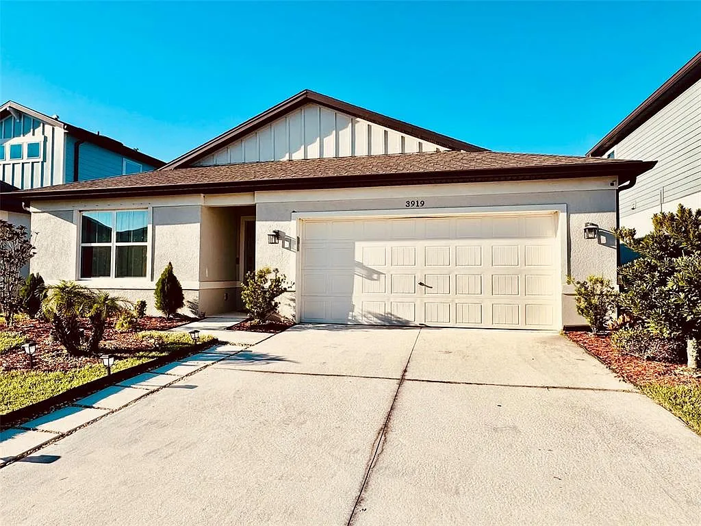4 bed, 2.0 bath, 1844 sqft, $2,400 — Photo 2