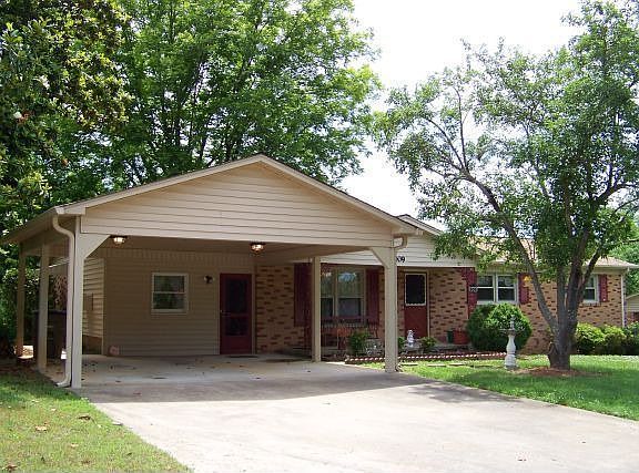 2nd image of 909 Lake Dr