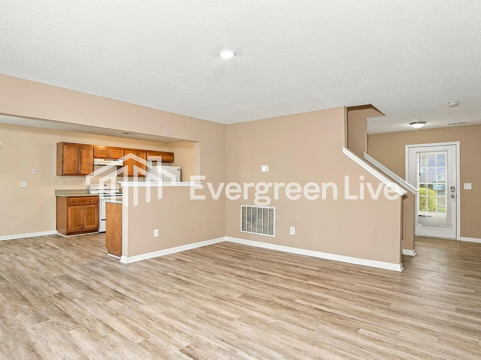 3 bed, 2.0 bath, 1565 sqft, $1,295 — Photo 2
