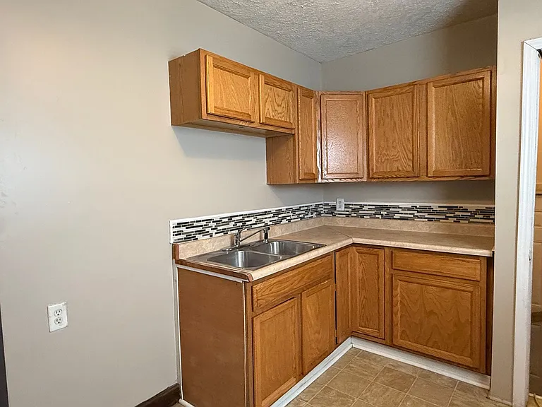 423 Eastern Ave — Photo 5