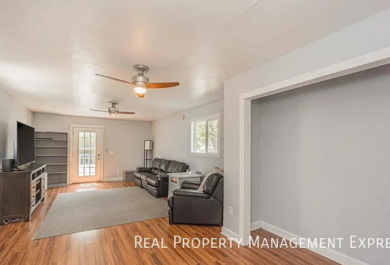 807 W 13th St — Photo 11