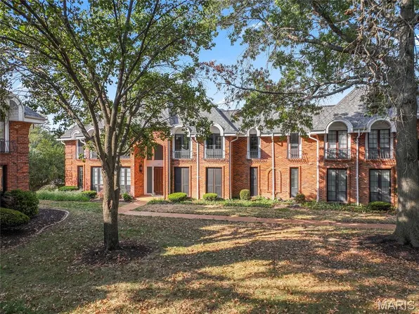 920 Claytonbrook Dr APT 3, Ballwin, MO 63011