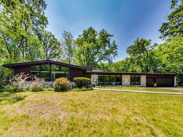 2755 Edgewood Ln, Riverwoods, IL 60015