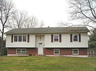 8 Jennifer Dr, Wappingers Falls, NY 12590