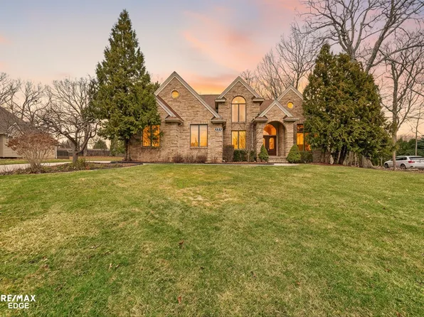 1223 Kings Carriage Rd, Grand Blanc, MI 48439