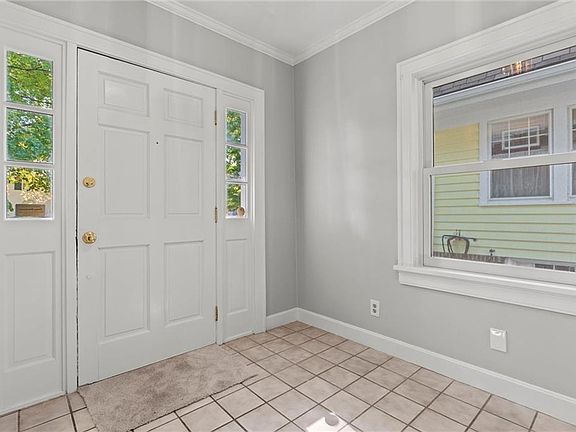 4th image of 648 W 61st Ter