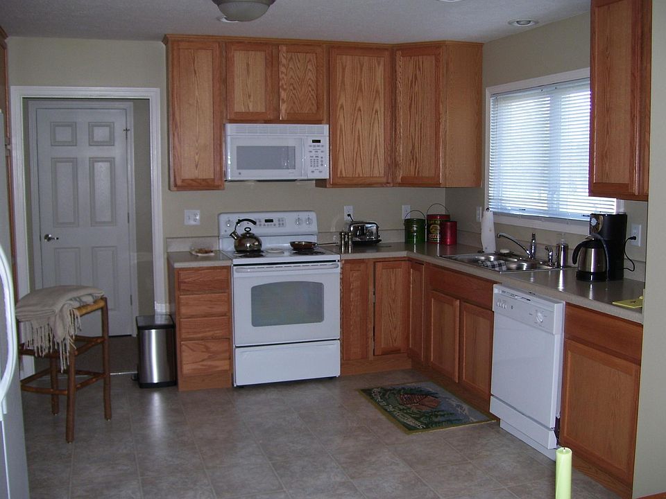 large kitchen lots of cabinet and counter space