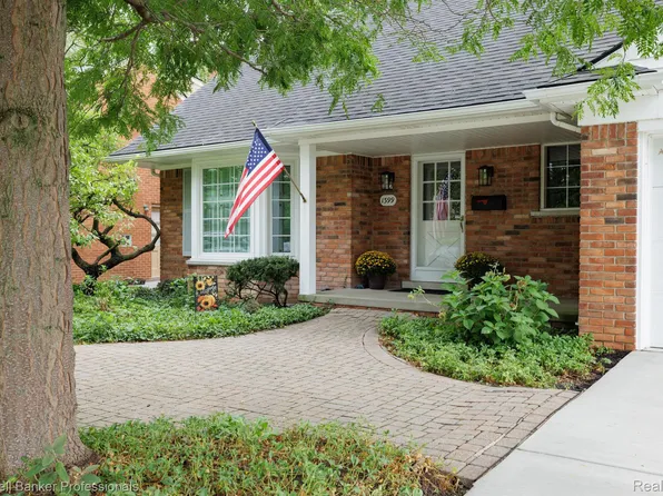 1399 Edmundton Dr, Grosse Pointe Woods, MI 48236