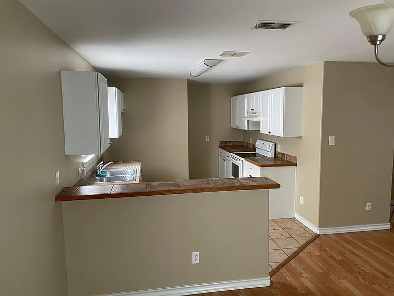 512 Lakeside Dr — Photo 9