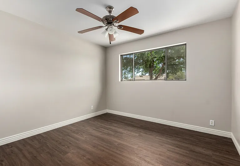 352 E Beatryce St — Photo 25
