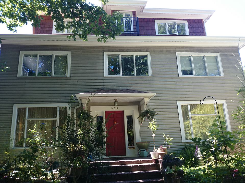 2nd image of 933 13th Ave E