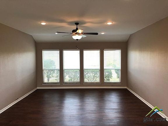 4th image of 904 Elaine Dr