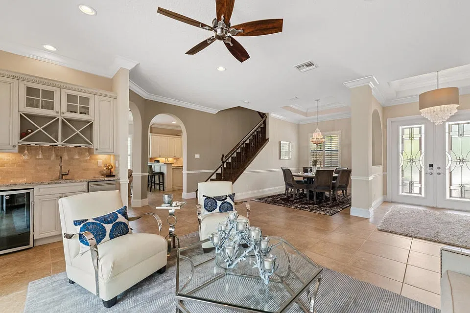 5 bed, 3611 sqft, $6,250 — Photo 2