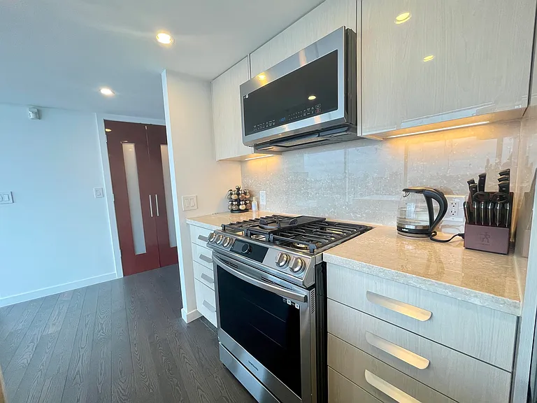 938 Nelson St — Photo 6