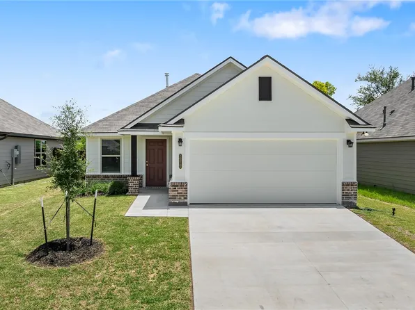 1212 Highgarden Dr, Navasota, TX 77868