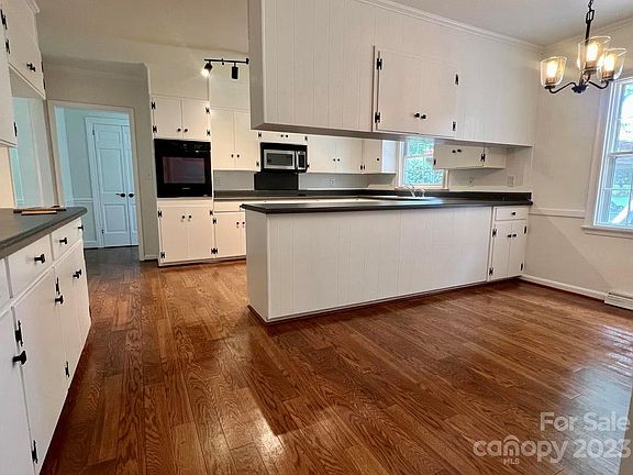 3rd image of 944 Churchill Dr