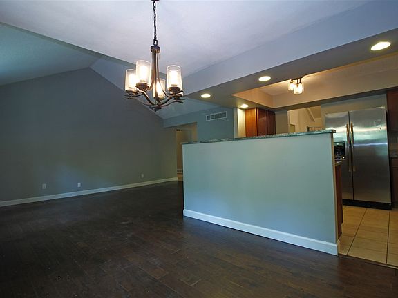 4th image of 1112 W Deerbrook Dr