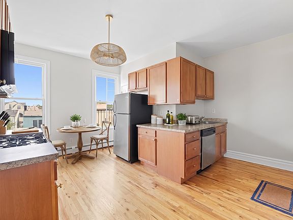 3rd image of 198 Bowers St APT 3