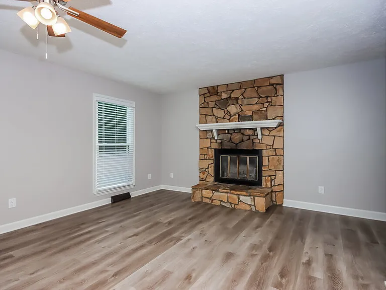 917 Oakridge Dr — Photo 7