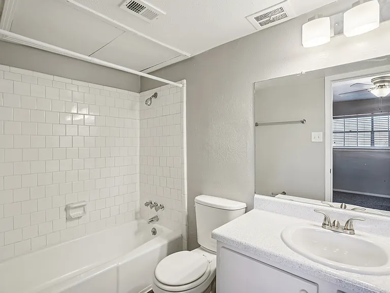 London Square Apartments — Photo 19