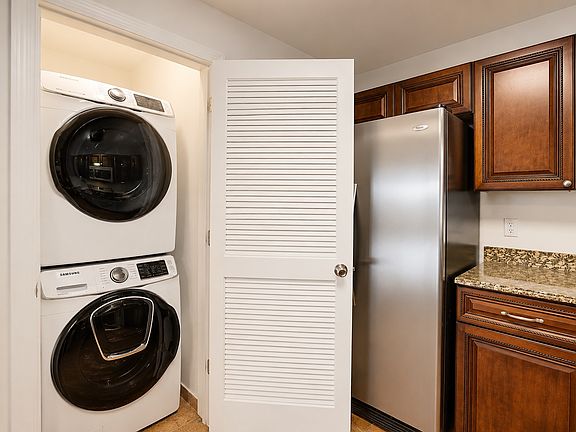 4th image of 135 38th St APT 404