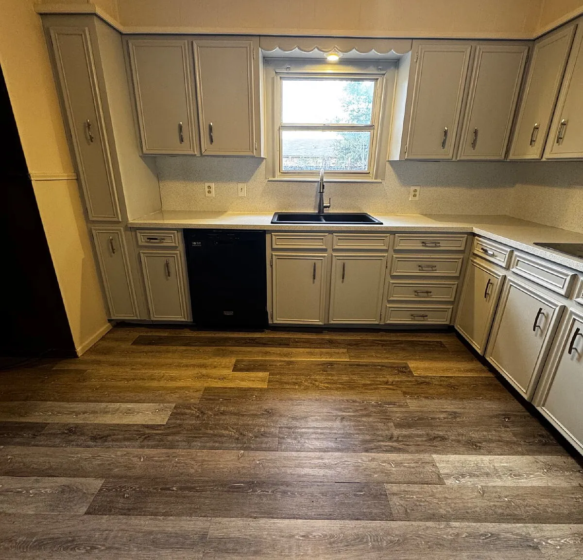 5 bed, 2.0 bath, 2108 sqft, $2,000 — Photo 4