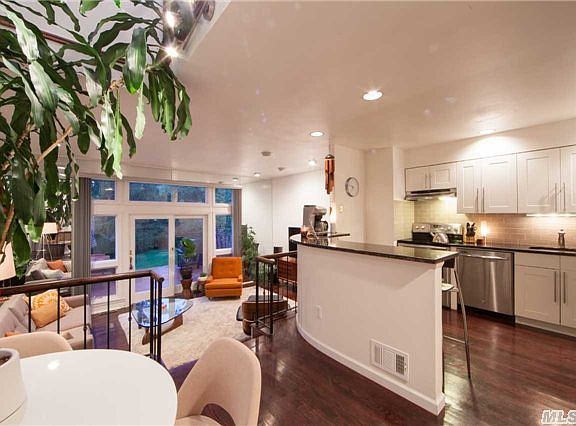 3rd image of 77 Woodlake Dr W