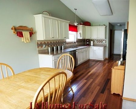 Eat-In Kitchen
