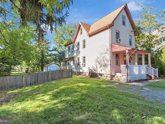 2nd image of 820 Laurel St