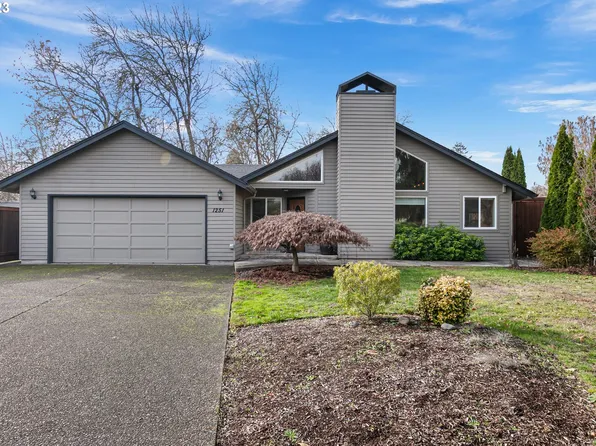 1251 Woodside Dr, Eugene, OR 97401