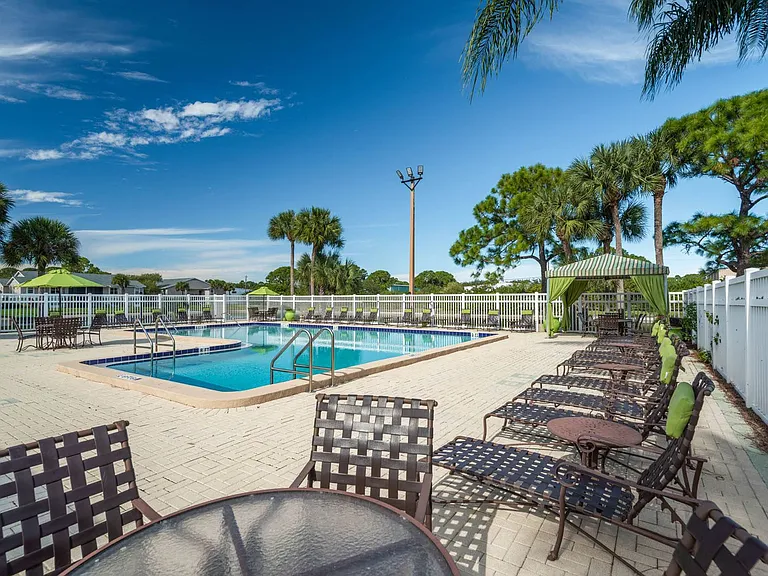 Lakeside Glen Apartments — Photo 41
