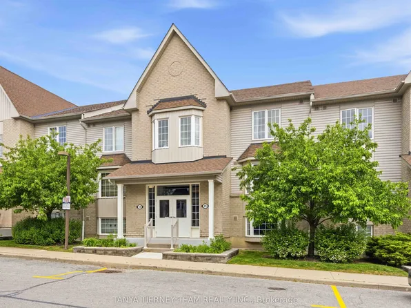 21 Petra Way #2, Whitby, ON L1R 0A6