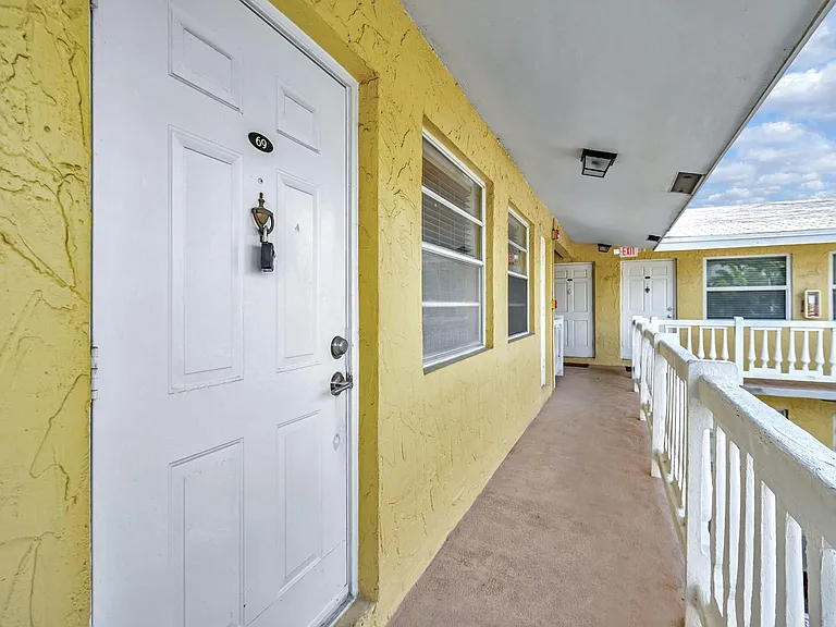 4051 NE 13th Ave #69 — Photo 30