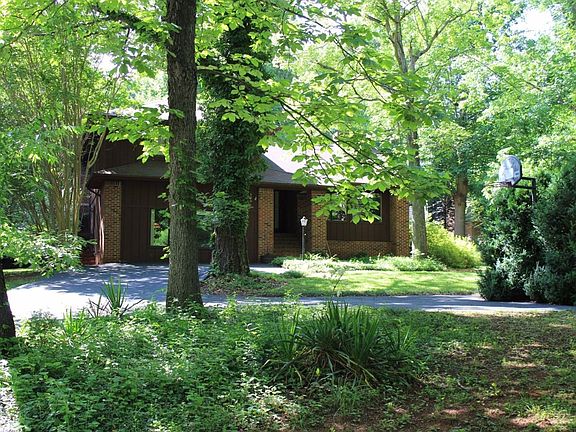 3rd image of 300 Leewood Dr