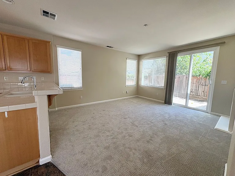 546 Almanor St — Photo 8