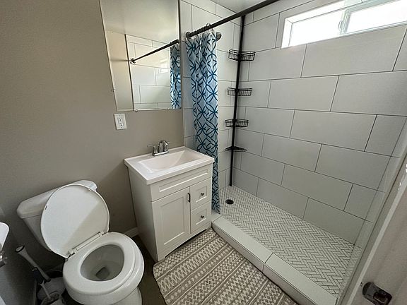 5th image of 1086-1090 Cherry Ave #B