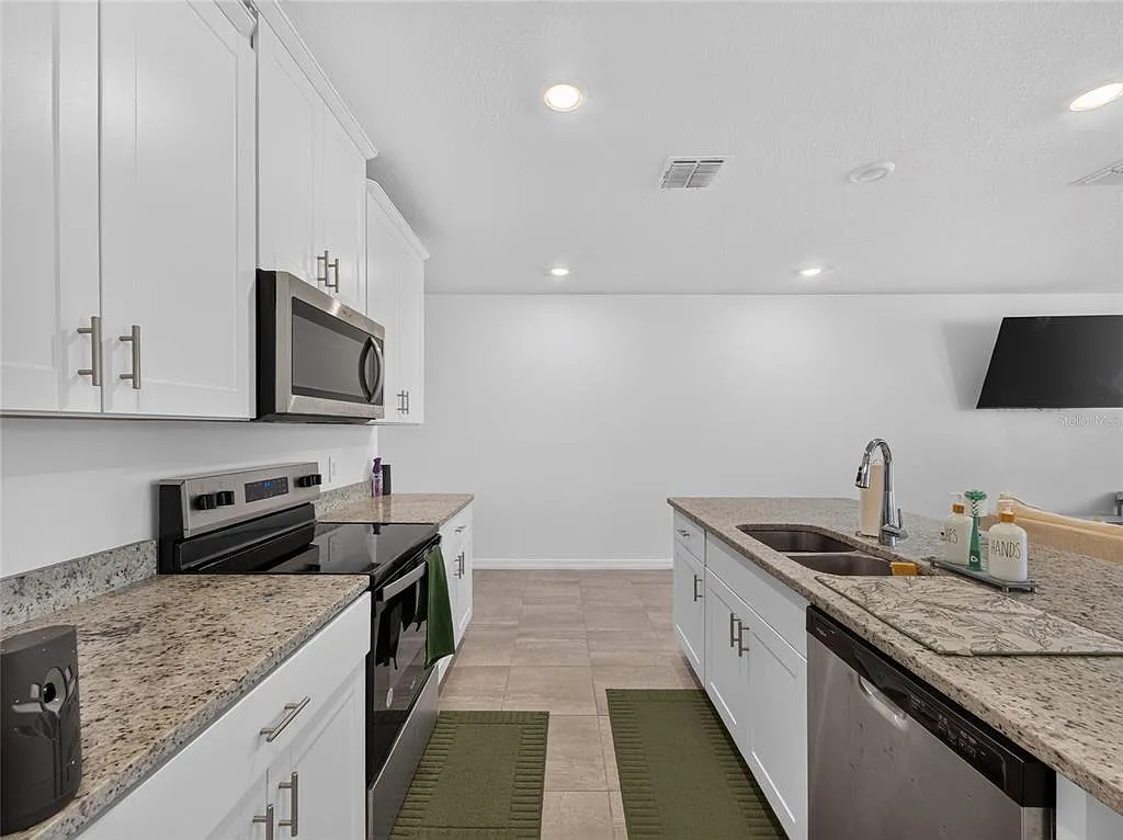3 bed, 2.5 bath, 1560 sqft, $2,200 — Photo 4