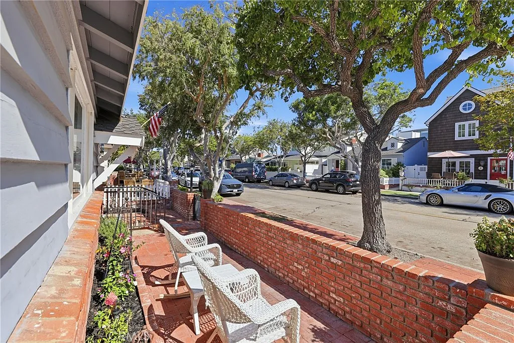 3 bed, 3.0 bath, 1834 sqft, $10,000 — Photo 2