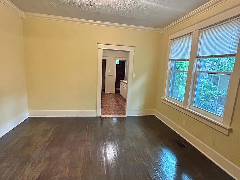 1378 S Pkwy E — Photo 11