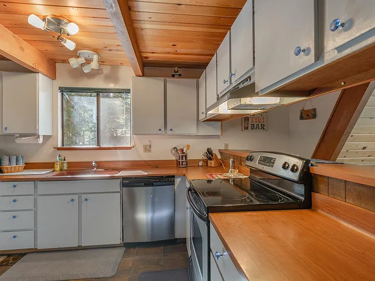 5658 Rhodesia Rd — Photo 9