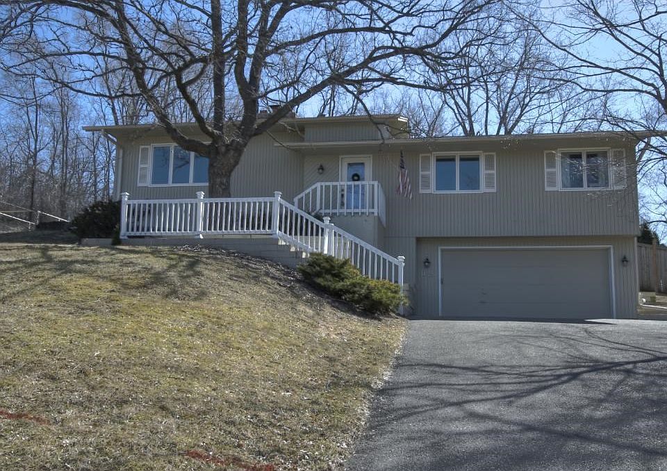 Awesome Eden Prairie location. Cul-de-sac lot w/ private backyard.